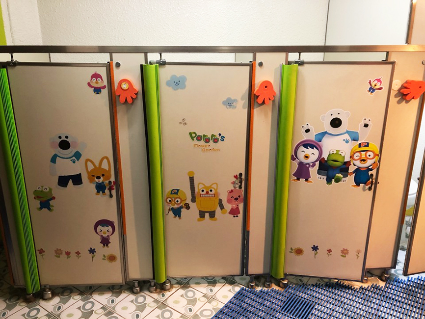 충주큐비클 현장 실측 시 노후한 화장실 칸막이 사진